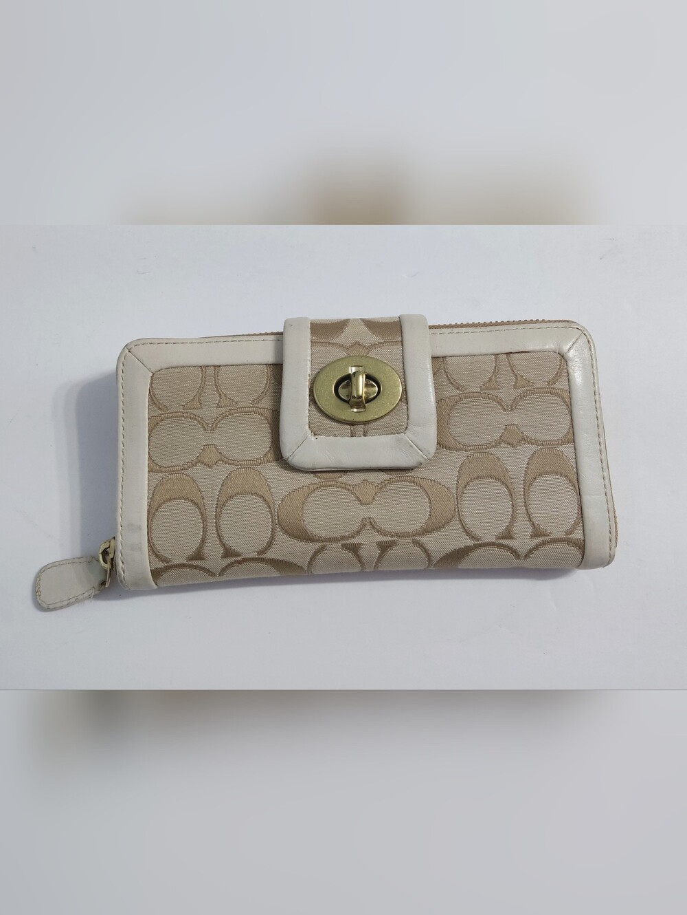 Coach Vintage Signature Wallet with Turnlock. Pre-owned.